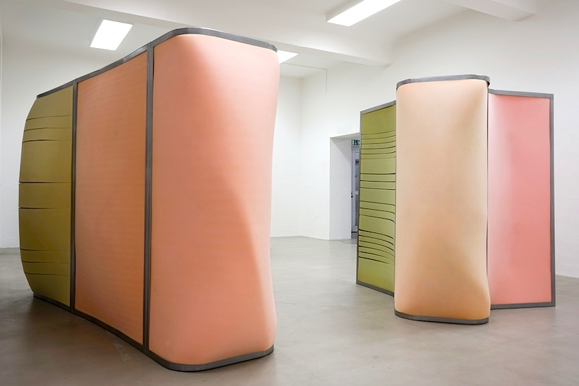 Claudia Piepenbrock: Kabinenbogen, rangierend und sittsam, 2017, installatin view Kunsthaus Essen 
3 booths, foam, steel, each: 200 x 105 x 285 cm

